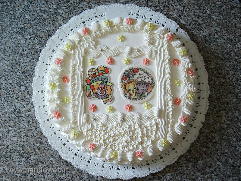 2005_0205_121422.JPG - torta con crema bianca e cioccolato , decorata con panna e fiori di zucchero